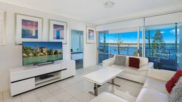 2 Bedroom Superior Apartment with Broadwater View | Living area | 29-inch flat-screen TV with digital channels, TV