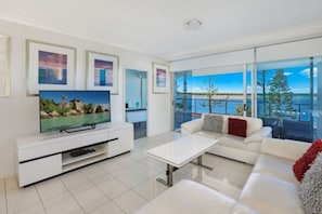 2 Bedroom Superior Apartment with Broadwater View | Living area