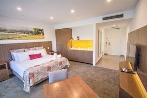 Premium bedding, minibar, free WiFi, bed sheets