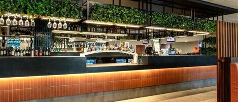 Sert le déjeuner, le dîner et l'apéritif