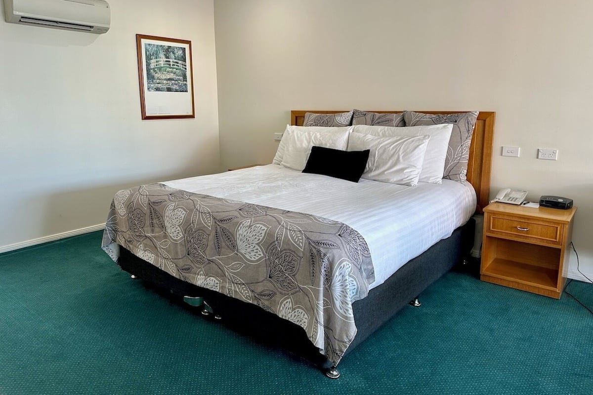 Federation Queen Room | Premium bedding, minibar, free WiFi, bed sheets