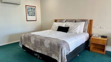 Quarto standard, 1 cama Queen, chuveiro com barras de apoio (Deluxe Double) | Roupas de cama premium, frigobar, Wi-Fi de cortesia, roupa de cama