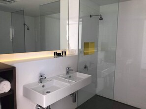 Superior Room, 1 King Bed, Ground Floor | Bathroom | Free toiletries, hair dryer, towels, soap