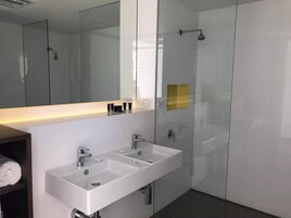 Superior Room, 1 King Bed, Ground Floor | Bathroom | Free toiletries, hair dryer, towels, soap