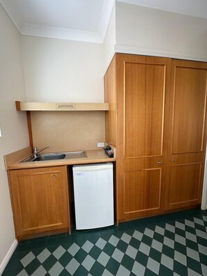 Mini-fridge, electric kettle, toaster, dining tables - Young Federation Motor Inn (Young)