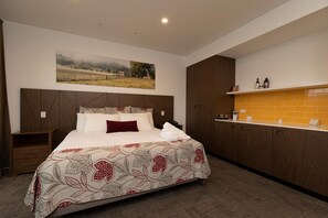 Premium bedding, minibar, free WiFi, bed sheets
