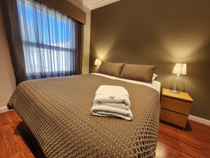 Departamento Deluxe, 2 habitaciones | Camas Select Comfort, tabla de planchar con plancha y cunas