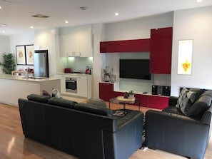 Villa Deluxe, 3 habitaciones, vista al río | Área de sala de estar