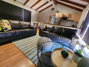 Living area - Ethelton Serviced Apartments (Ethelton)