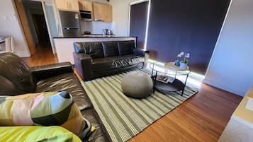 Appartamento Standard, 3 camere da letto | Materassi Select Comfort, ferro/asse da stiro