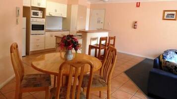 Apartamento standard, 2 quartos, para não fumantes, cozinha (Pool View Unit) | Opções para refeição no quarto