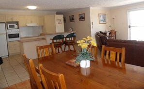 Standard Apartment, Multiple Bedrooms, Non Smoking, Kitchen (3 Bedroom Apartment) | In-room dining