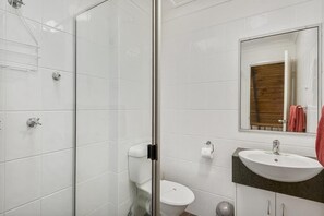 Shower, free toiletries, hair dryer, towels - Whiteoaks Motel (East Toowoomba)