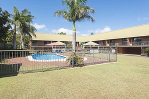Outdoor pool - Whiteoaks Motel (East Toowoomba)