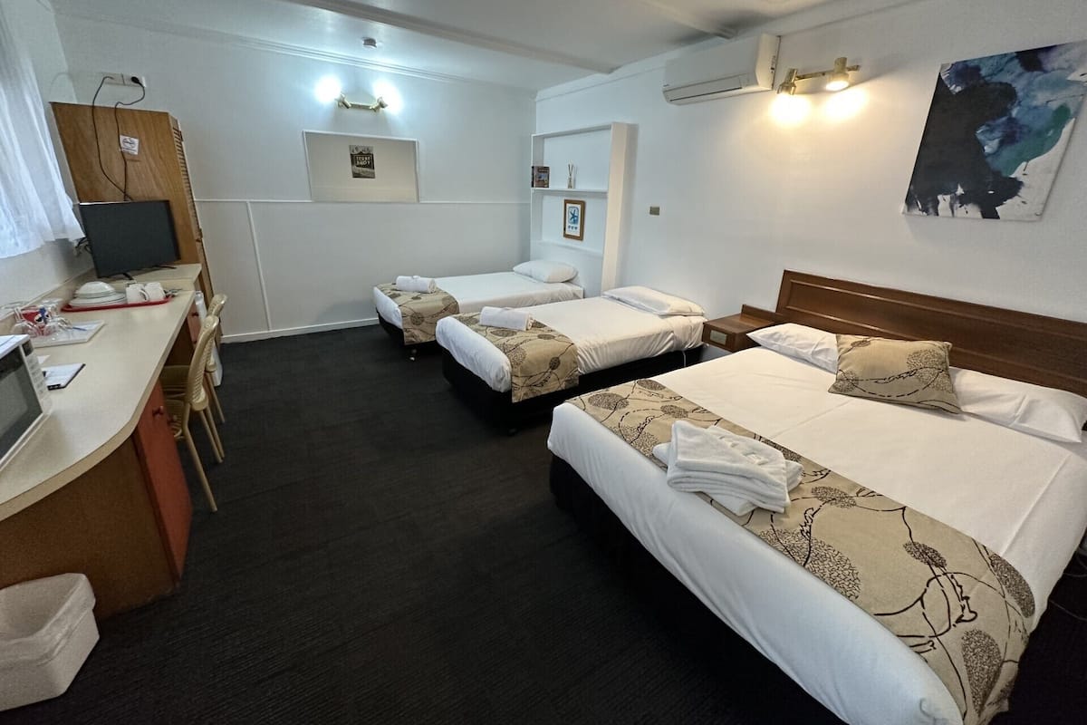 1 chambre, minibar, bureau, fer et planche Ă repasser