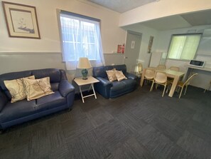 Leilighet | Oppholdsområde | En 32-tommers Flatskjerm-TV med digitale kanaler samt TV