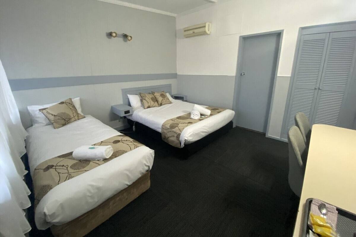Deluxe Double or Twin Room, Non Smoking | Bar mini, meja, seterika/papan seterika, Wi-fi percuma 