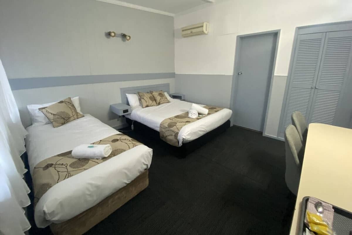 Chambre Deluxe Double ou avec lits jumeaux, non-fumeurs | 1 chambre, minibar, bureau, fer et planche Ă repasser