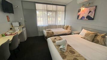 Habitación Deluxe con 1 cama matrimonial o 2 individuales, para no fumadores | Minibar, escritorio, tabla de planchar con plancha y wifi gratis