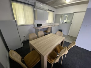 Apartment | Minibar, desk, iron/ironing board, free WiFi - Charlton Motel - Victoria (Charlton)