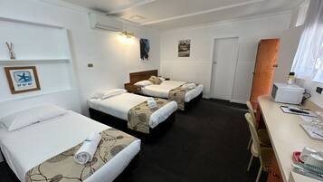 1 habitación, minibar, escritorio y tabla de planchar con plancha