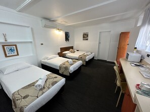 Family Room | Minibar, desk, iron/ironing board, free WiFi - Charlton Motel - Victoria (Charlton)
