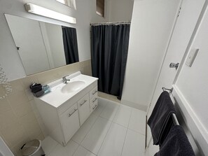 Deluxe Double or Twin Room, Non Smoking | Bathroom | Free toiletries, hair dryer, towels, toilet paper - Charlton Motel - Victoria (Charlton)