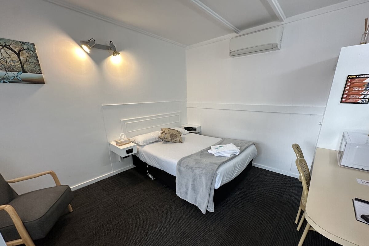 1 chambre, minibar, bureau, fer et planche Ă repasser