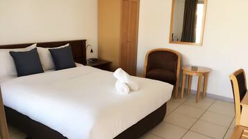 Escritorio, tabla de planchar con plancha, wifi gratis y ropa de cama