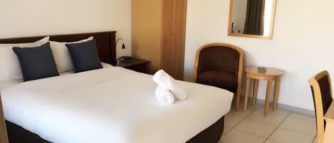 Skrivebord, strykejern/-brett, wi-fi (inkludert) og sengetøy