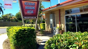 Señal de motel con la leyenda 'Apollo Motel' e indicaciones hacia la 'Recepción', un anuncio de servicios 'FoxTel' y un cartel que indica 'No hay habitaciones disponibles'.