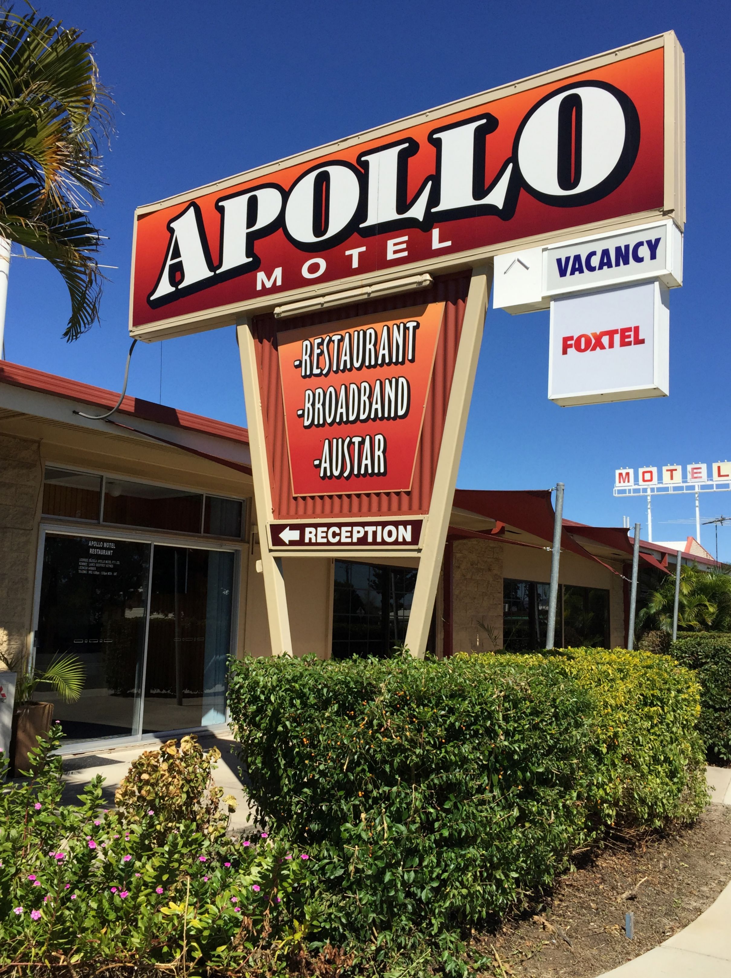 Placa de motel com comodidades incluindo restaurante, banda larga e a marca AUSTAR.