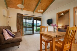 One Bedroom Cosy Cottage | 高档床上用品、特色装修、特色家居、笔记本电脑工作区