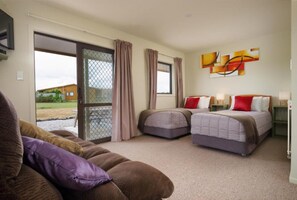 Family Garden Studio  | Premium bedding, individually decorated, individually furnished - Longbourne Lodge (Mosgiel)