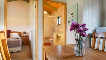 One Bedroom Cosy Cottage | 1 개의 침실, 고급 침구, 각각 다른 스타일의 인테리어, 각각 다르게 가구 비치