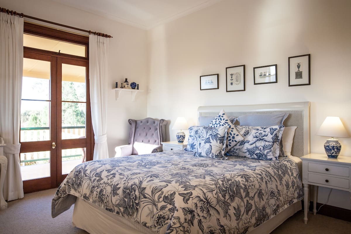 Con stile personalizzato, con arredamento individuale, tende oscuranti