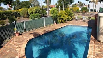 Piscina all'aperto, lettini