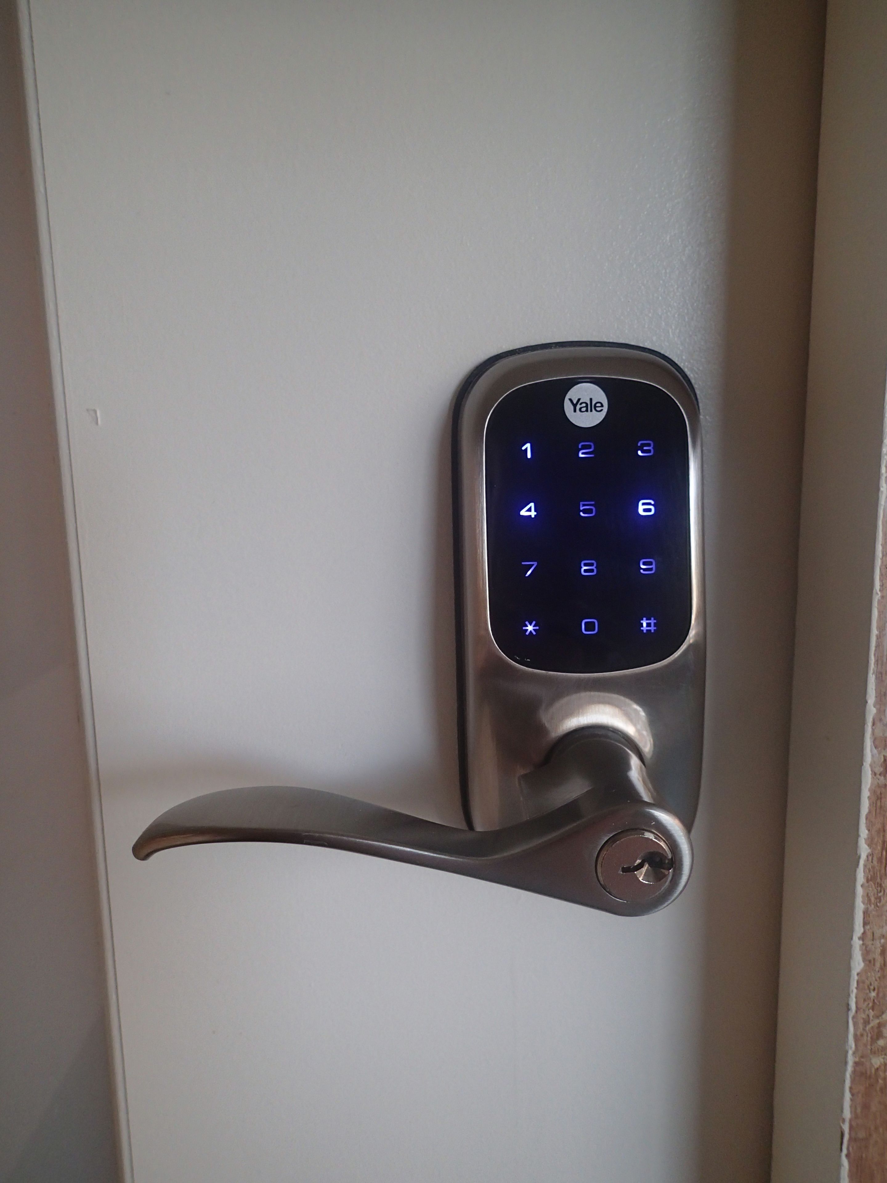 Une porte dotée d’un système de verrouillage à clavier numérique.