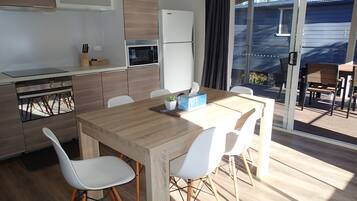 2 Bedroom Cottage (#1) - (1 Double and 3 Single Beds) | Living room | 42-inch flat-screen TV with digital channels, LED TV, Netflix