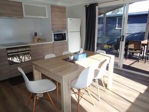 標準平房, 2 間臥室, 湖景 | 客廳 | 42 吋平面電視連數碼電視頻道、LED 電視、Netflix