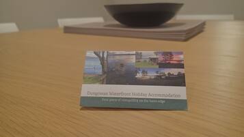 Eine Broschüre mit dem Titel 'Dungowan Waterfront Holiday Accommodation', die Aufnahmen der Unterkunft und der Umgebung zeigt.