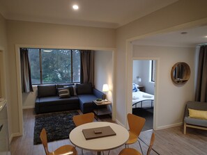 아파트, 침실 2개 (Apartment 3) | 객실 내 식사 공간