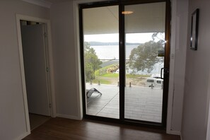 Soundproofing, cribs/infant beds, free WiFi, bed sheets - Dungowan Waterfront Apartments (Erowal Bay)