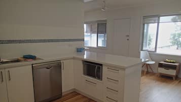 Casa, 4 quartos, vista para o lago, ao lado do lago | Cozinha privada | Geladeira grande, micro-ondas, fogão, cooktop