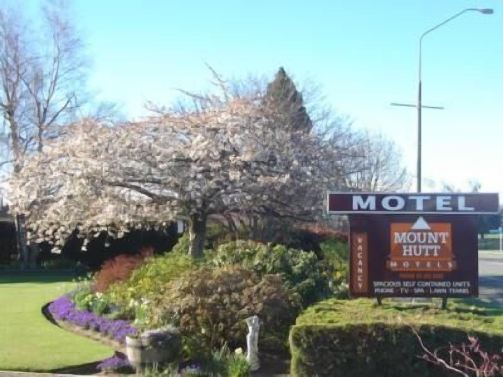 Letrero de motel con la marca 'MOUNT HUTT' y una descripción de sus servicios.