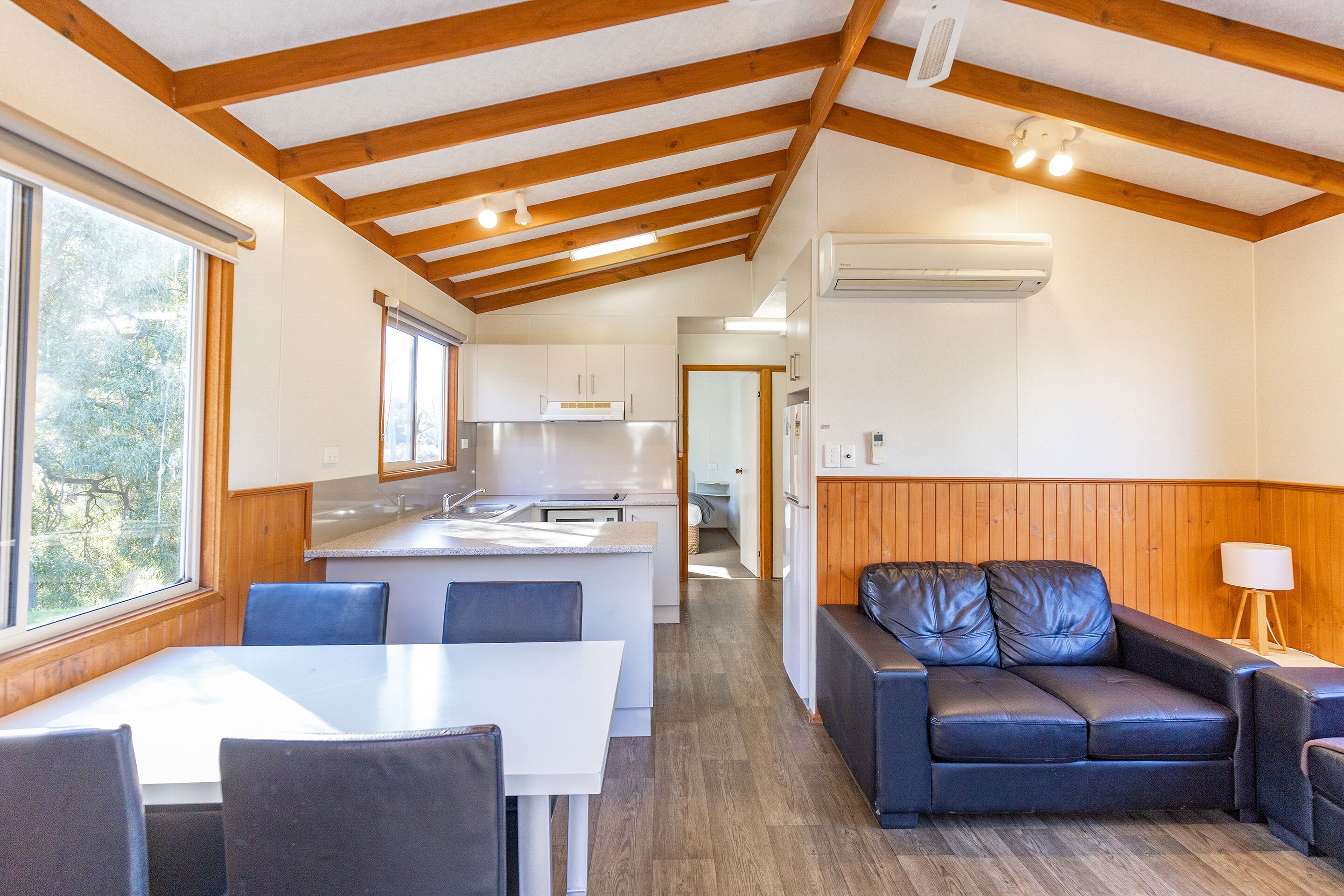 Cabaña, 2 habitaciones | Zona de estar | Una televisión