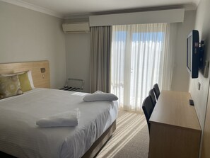 Tabla de planchar con plancha, wifi gratis y ropa de cama 