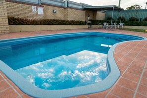 Una piscina al aire libre de temporada
