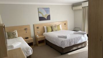 Habitación Deluxe, para no fumadores (Queen Deluxe) | Tabla de planchar con plancha, wifi gratis y ropa de cama