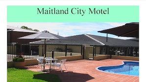 Le Maitland City Motel dispose d’une cour avec piscine, d’un espace extérieur aménagé et d’une zone couverte.
